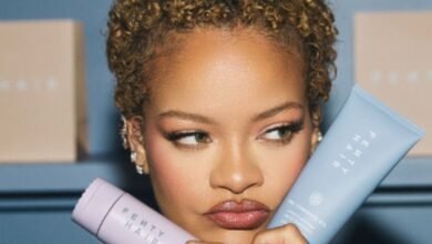 Rihanna abraçou sua textura natural de cabelo cacheado no lançamento da Fenty Hair Care