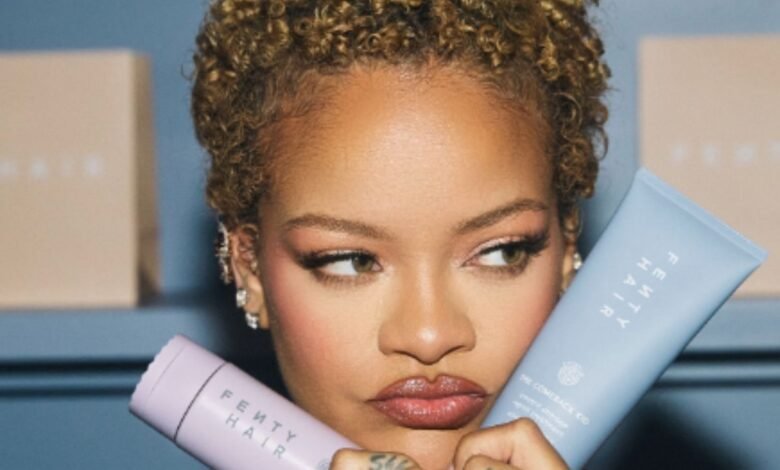 Rihanna abraçou sua textura natural de cabelo cacheado no lançamento da Fenty Hair Care