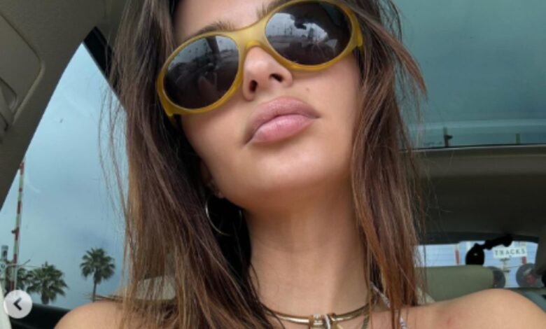 Emily Ratajkowski está arrasando com um Lob para o verão