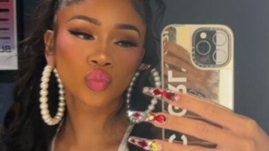 Saweetie abandona suas perucas favoritas para abraçar seus cachos incríveis