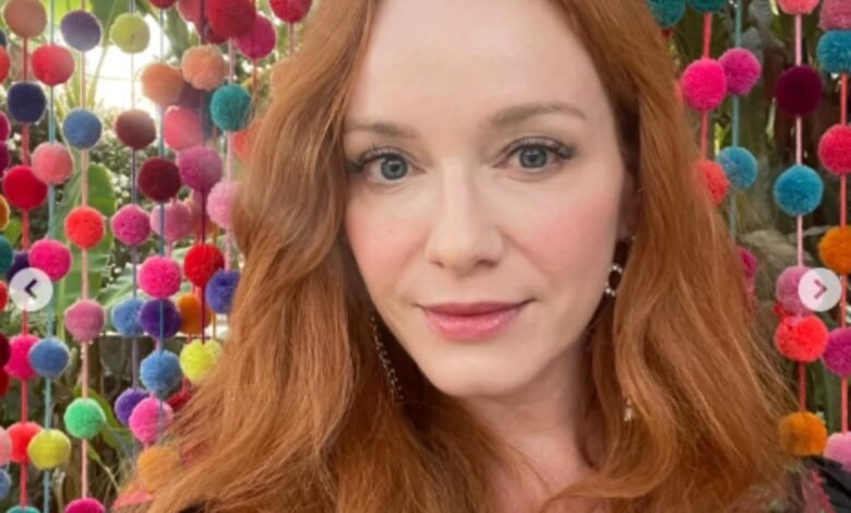 Os cabelos ruivos esvoaçantes de Christina Hendricks estão mais curtos do que nunca! 1 Os cabelos ruivos esvoaçantes de Christina Hendricks estão mais curtos do que nunca!