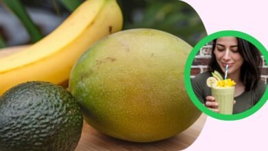 O grande smoothie de banana, manga e abacate para a beleza feminina