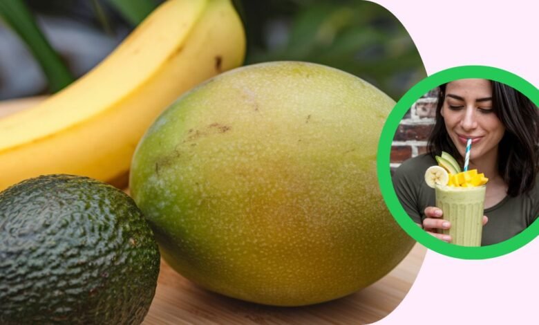 O grande smoothie de banana, manga e abacate para a beleza feminina